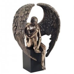 FIGURA HOMBRE CON ALAS SOBRE PEDESTAL RESINA 18X10.50X26 CM.