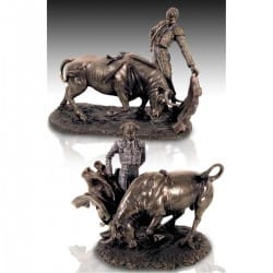 SET 2 FIGURAS TOREROS TOREANDO A UN TORO RESINA 28x14x21 cm.