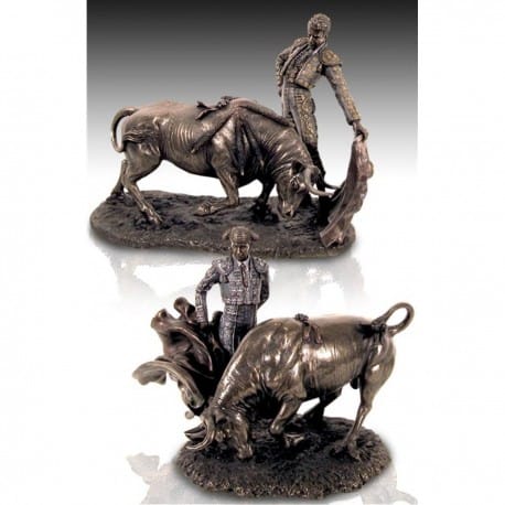 SET 2 FIGURAS TOREROS TOREANDO A UN TORO RESINA 28x14x21 cm.