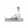 FIGURA MUJER YOGA CON GATO RESINA 18.5X7.5X14 CM.