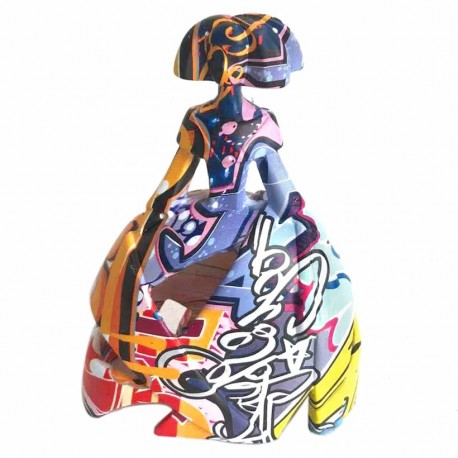 FIGURA MENINA MULTICOLOR GRAFFITI RESINA 24X15X28 CM.