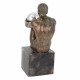 FIGURA HOMBRE DESNUDO SENTADO SOBRE PEDESTAL RESINA 9.5X15.5X24 CM.