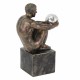 FIGURA HOMBRE DESNUDO SENTADO SOBRE PEDESTAL RESINA 9.5X15.5X24 CM.