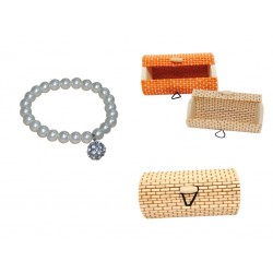 PULSERA DE PERLAS BLANCAS EN CAJA DE MADERA