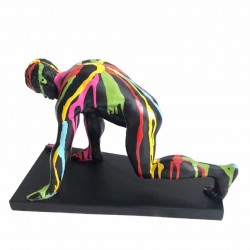 FIGURA HOMBRE CORREDOR DESNUDO MULTICOLOR GRAFITI RESINA 36.50X17X21 CM.