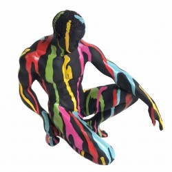 FIGURA HOMBRE AGACHADO DESNUDO MULTICOLOR GRAFITI RESINA 18X9X20 CM.