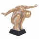 FIGURA HOMBRE DESNUDO BRAZOS ABIERTOS SENTADO CLUQUILLAS RESINA BRONCE 47.50X21X26 CM.