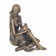 FIGURA MUJER FELIZ SENTADA RESINA 14X15X17 CM