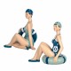 SET 2 FIGURAS MUJERES BAÑISTAS CON FLOTADOR AZUL RESINA 9X13X14 CM.