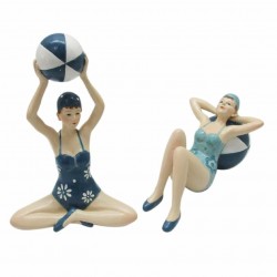 SET 2 FIGURAS MUJERES BAÑISTAS CON BALÓN AZUL RESINA 13.50X6X19 CM.