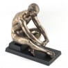 FIGURA HOMBRE SENTADO DESNUDO