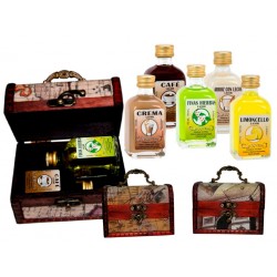 PACK DE 2 BOTELLAS DE LICORES MINI EN BAUL DE MADERA MAPAS