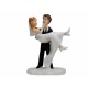 ELEGANTE FIGURA PARA TARTA DE BODAS PAREJA NOVIOS EN BRAZOS RESINA 19 CM.