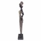 FIGURA MUJER AFRICANA PLANTADA CON JARRÓN RESINA 10X6.5X40 CM.