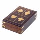 JUEGO DE MESA CARTAS POKER EN CAJA MARRÓN MADERA Y LATÓN 11X8X4 CM.