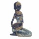 FIGURA AFRICANA SENTADA SOBRE RODILLAS CON CESTA RESINA 15X11X20 CM.