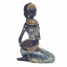 FIGURA AFRICANA SENTADA SOBRE RODILLAS CON CESTA RESINA 15X11X20 CM.
